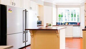 Oven, stovetop, dishwasher, cookware/dishes/utensils - 'mountain Retreat Villa' Near Dandenong Ranges (Upwey)
