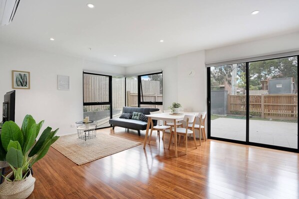 TV - Clean & Spacious Apartment In Heidelberg (Heidelberg)