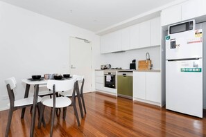 Oven, stovetop, dishwasher, cookware/dishes/utensils - Heyday Apartments - Heidelberg (Heidelberg)