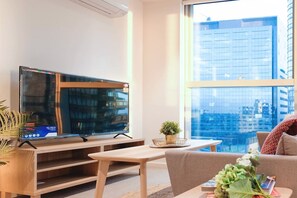 TV - Stylish Waterfront Apartment w/ King Bed (Docklands)