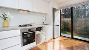 Private kitchen - Spacious Apartment With Yard, Street Parking Available (Heidelberg)