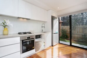 เตาอบ, เตาประกอบอาหา ร, เครื่องล้างจาน, เครื่องครัว/จาน/ช้อนส้อม