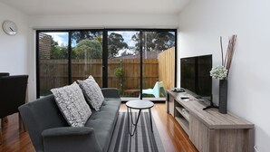 Living room - Spacious Apartment With Yard, Street Parking Available (Heidelberg)