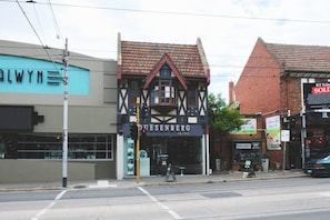 Exterior - Stylish 1BR Apartment With Free Parking (Balwyn)