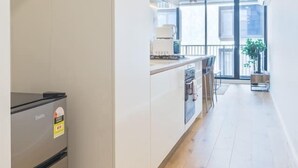 Wasserkocher mit Kaffee-/Teezubehör, Kühlschrank, Mikrowelle, Ofen