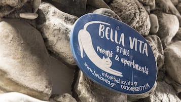 Une enseigne pour « Bella Vita », indiquant qu’il s’agit d’un établissement proposant hébergement et petit-déjeuner, avec les coordonnées et l’adresse du site web.
