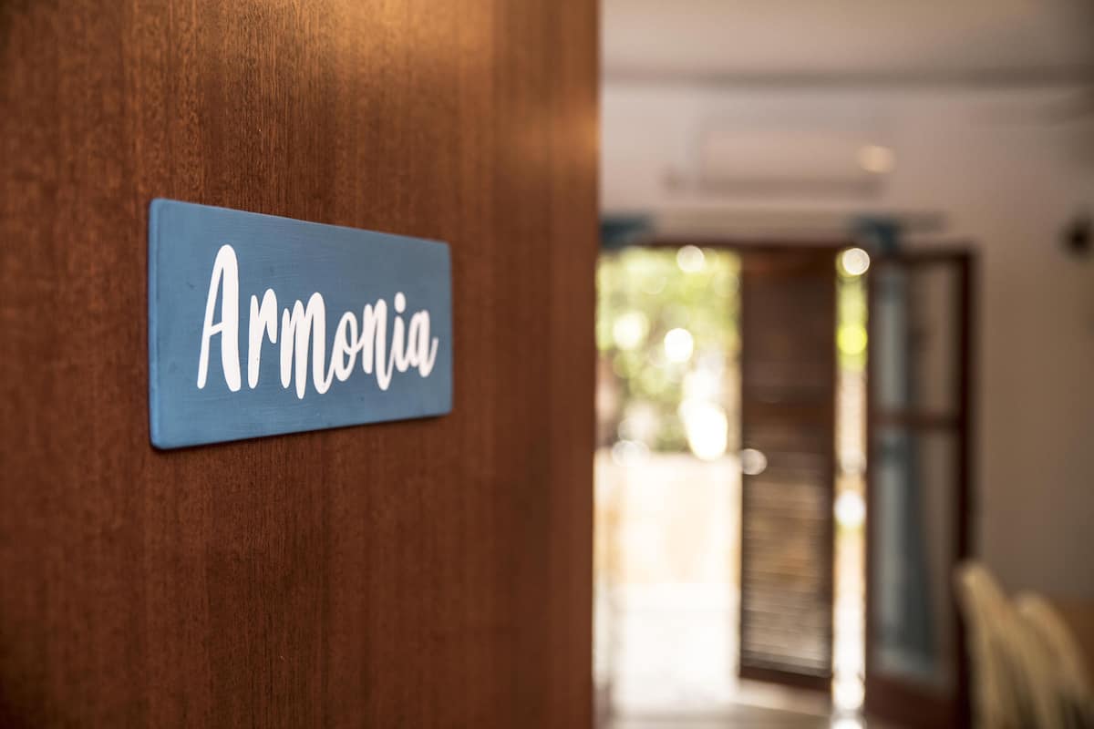Une porte en bois sur laquelle est apposée une enseigne indiquant « Amoria ».