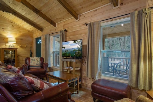 Creekside Log Cabin in Pisgah Forest