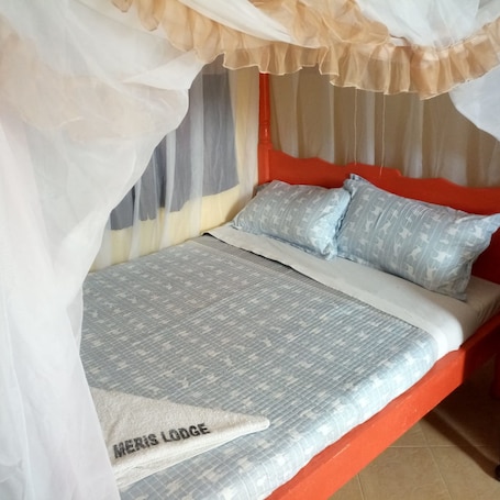 Quarto casal | Escrivaninha, Wi-Fi de cortesia, roupa de cama