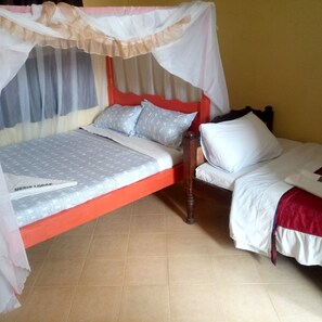 Double Room | Desk, free WiFi, bed sheets