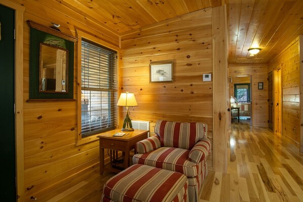 Interior - Log Cabin Streamside with fire-pit 5 mins to the HUB (Pisgah Forest)