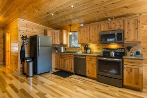 Fridge, microwave, oven, stovetop - Log Cabin Streamside with fire-pit 5 mins to the HUB (Pisgah Forest)