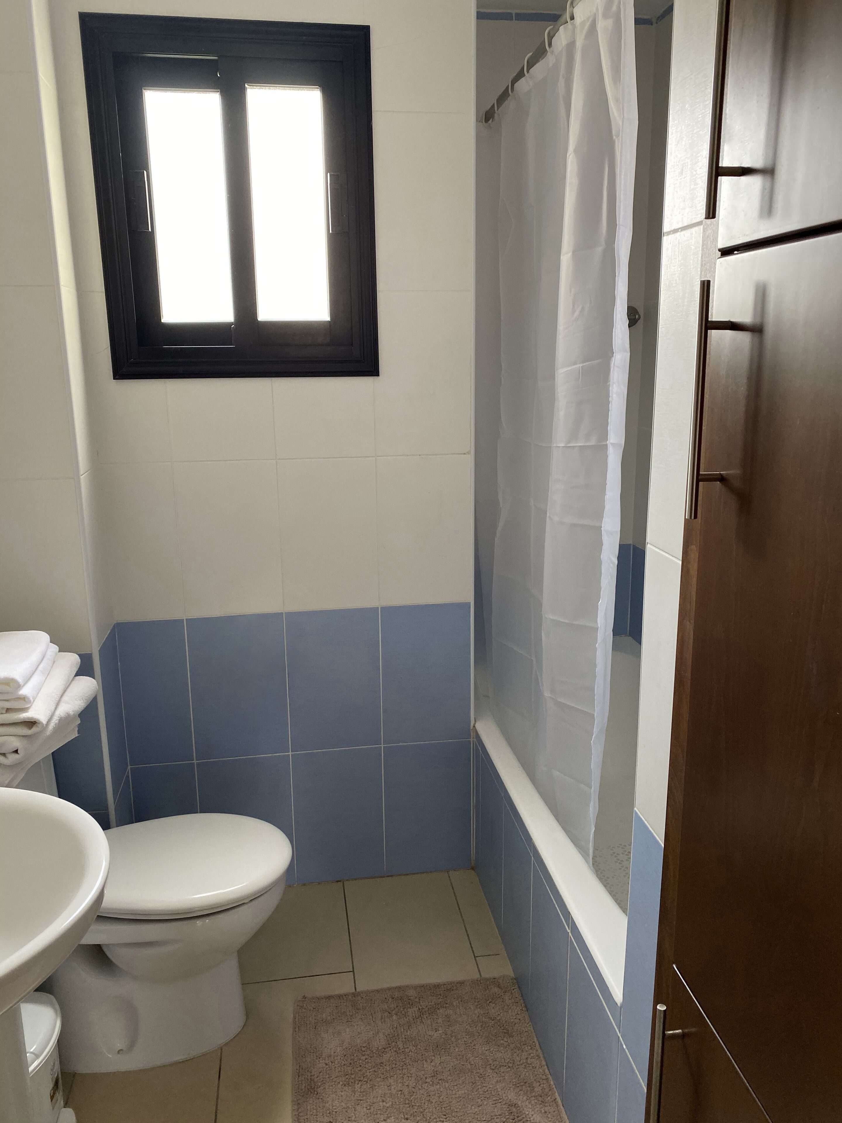 Un baño con inodoro, lavamanos y bañera.