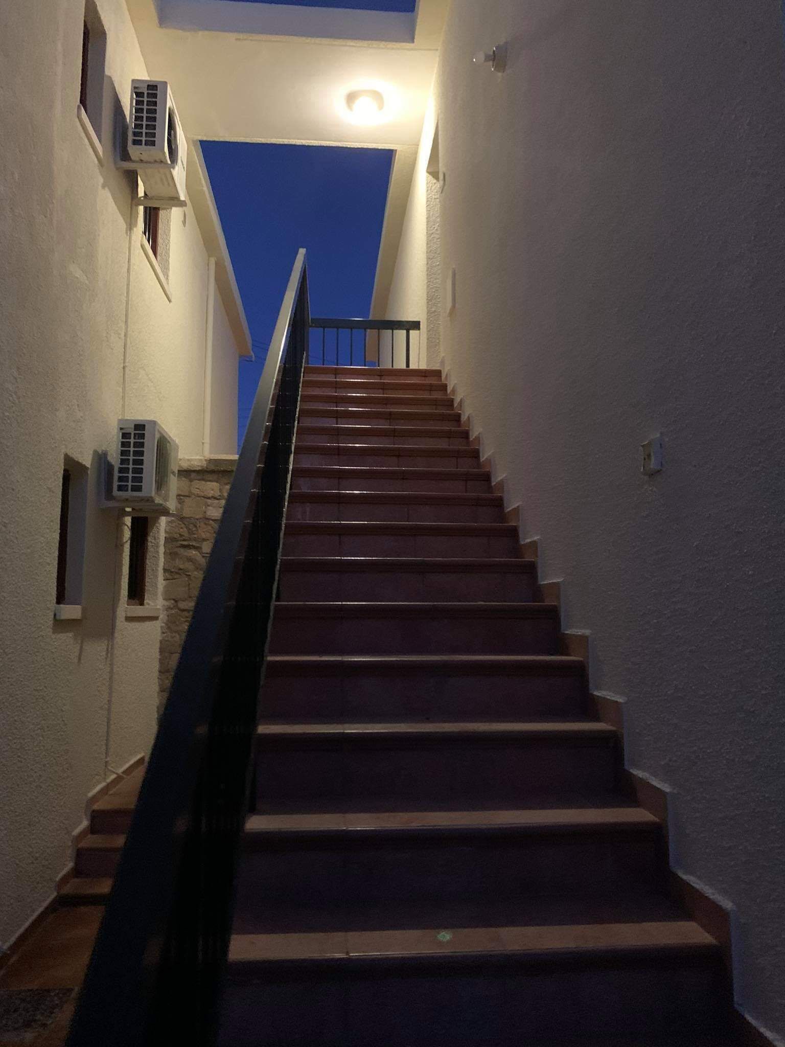 Una scala con corrimano che porta a una piattaforma.