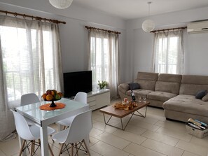 Leilighet – superior, 1 soverom | Oppholdsrom | Flatskjerm-TV