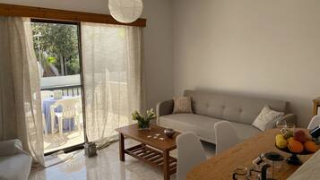 Apartamento estándar, 2 habitaciones | Sala de estar | Una televisión de pantalla plana