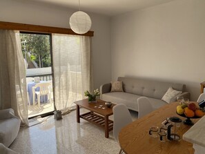 Leilighet – standard, 2 soverom | Oppholdsrom | Flatskjerm-TV