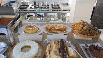 Free daily buffet breakfast