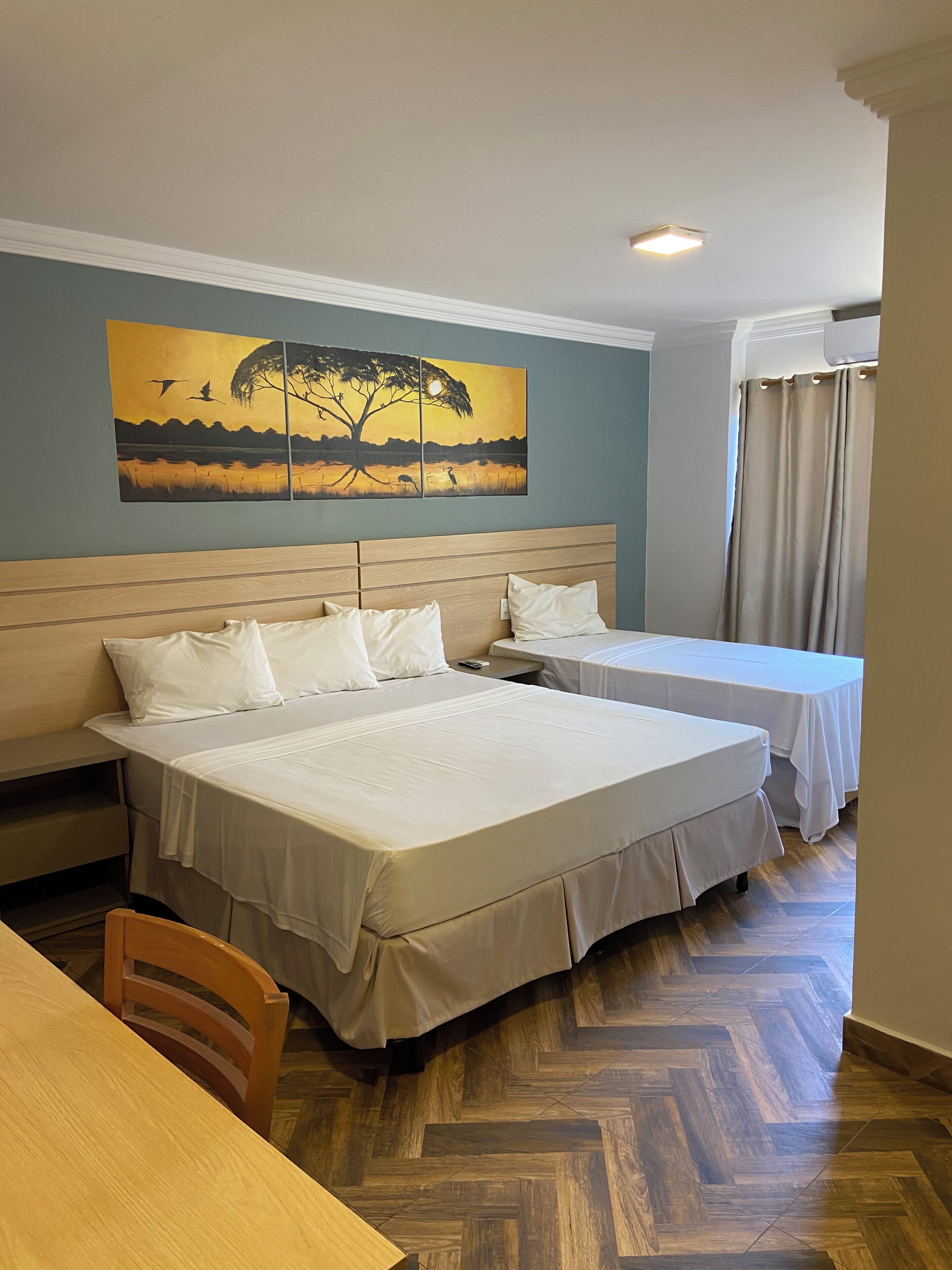 Ropa de cama de alta calidad y minibar 