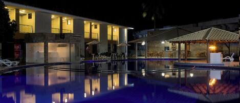 Alberca al aire libre, acceso de 10:00 a 20:00, y camastros