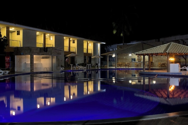 Piscina externa, funciona das 10h às 20h, espreguiçadeiras