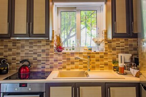 Køleskab, mikrobølgeovn, ovn, kogeplade