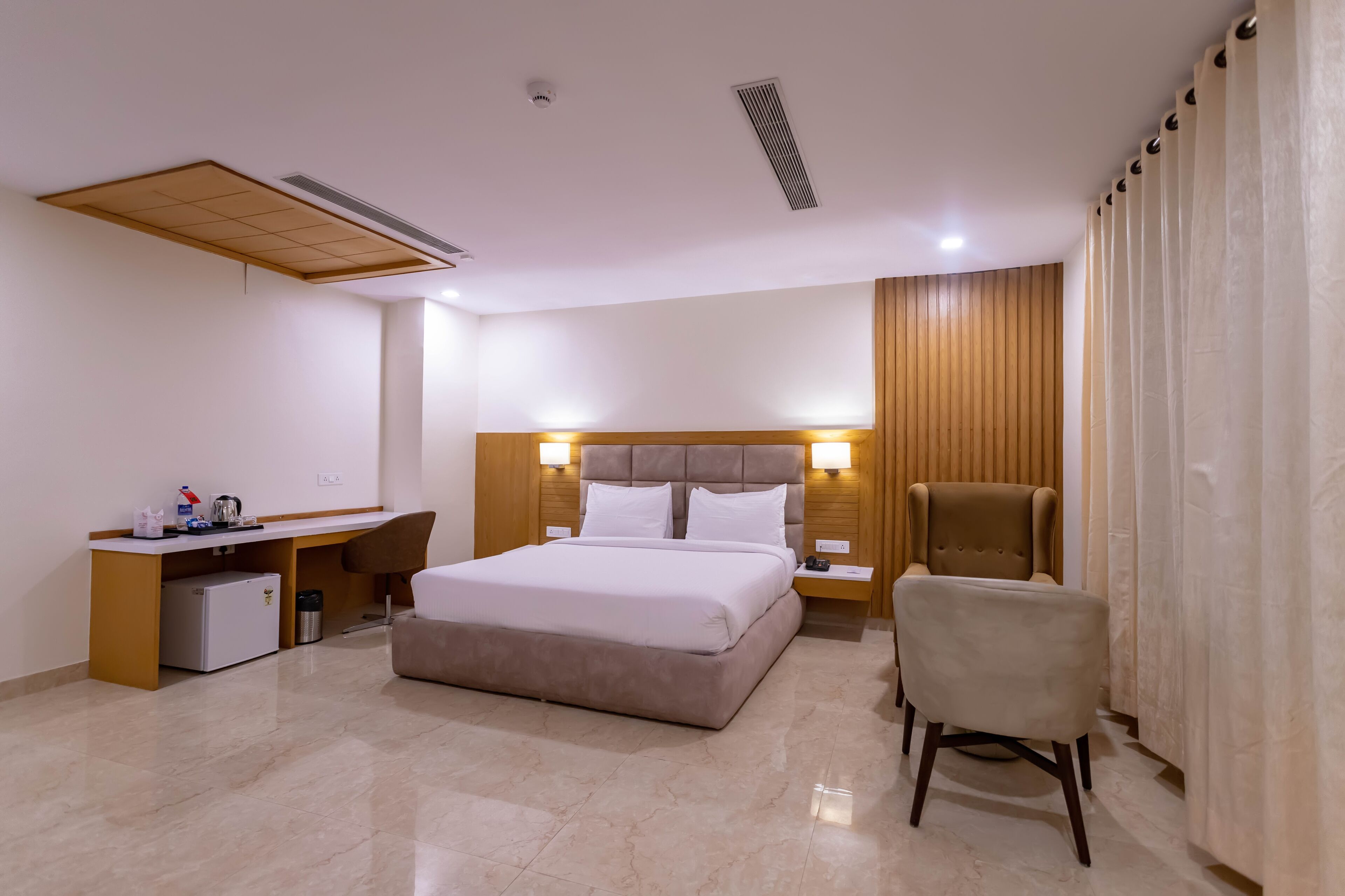 Minibar, espacio para trabajar con laptop y insonorización 