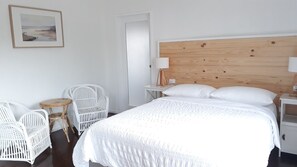 4 chambres, bureau, fer et planche à repasser, lit de bébé portatif