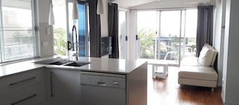 Maple Villa - The Beach House by the Bay