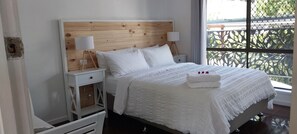 4 makuuhuonetta, työpöytä, silitysrauta/-lauta, vauvan matkasänky