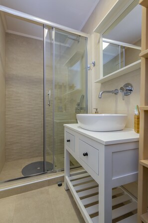 Baignoire, sĂšche-cheveux, serviettes fournies, savon