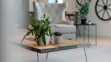 Classic-Apartment, 2 Schlafzimmer, Nichtraucher | Wohnbereich | 22-Zoll-Smart-TV mit Satellitenempfang, Fernseher, Netflix