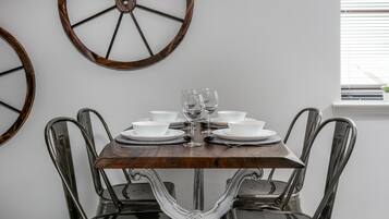 Classic Apartment, 2 Bedrooms, Non Smoking | In-room dining