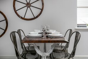 Classic Apartment, 2 Bedrooms, Non Smoking | In-room dining