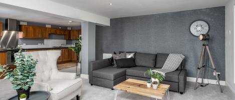 Apartamento clásico, 2 habitaciones, no fumadores | Zona de estar | Smart TV de 22 pulgadas con canales por satélite, una televisión