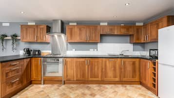 Classic-Apartment, 2 Schlafzimmer, Nichtraucher | Eigene Küche | Großer Kühlschrank, Mikrowelle, Ofen, Herdplatte