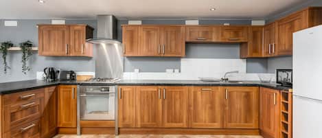 Refrigerador con freezer, microondas, horno, placa de cocina