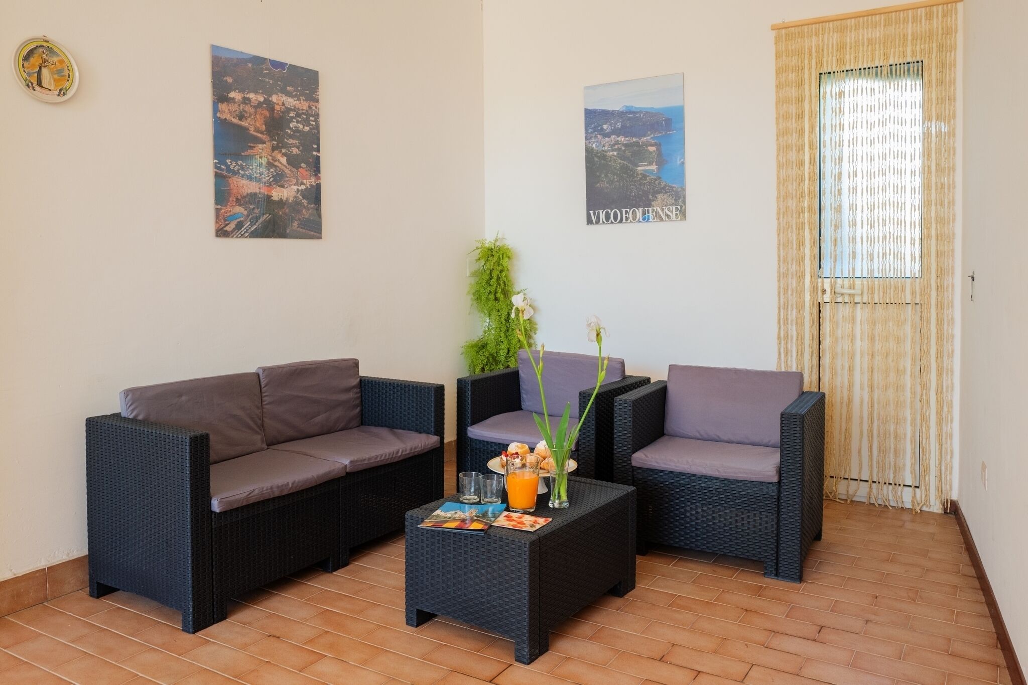 Appartamento, 2 camere da letto, patio, vista mare | Area soggiorno | TV a schermo piatto 32 pollici con canali satellitari, TV