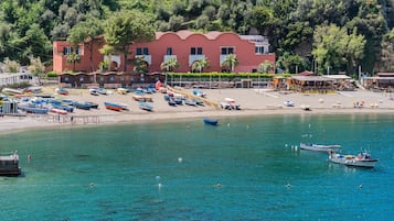 Una spiaggia nelle vicinanze