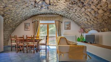 Appartamento, 2 camere da letto, patio, vista mare | Pasti in camera