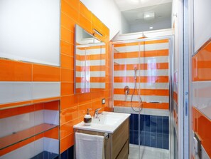Appartement, 2 chambres | Salle de bain | Douche, sèche-cheveux, bidet, serviettes fournies
