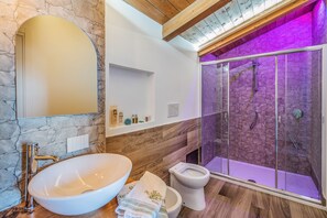 Family Apartment, 2 Bedrooms, 1 Bathroom, Sea View | Bathroom | Shower, hair dryer, bidet, towels