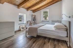 Appartement Familial, 2 chambres, salle de bains privée, vue mer | 2 chambres, lits bébé (gratuits), lit parapluie, Wi-Fi gratuit