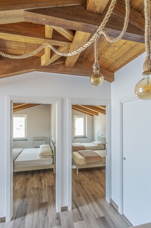 Familienapartment, 2 Schlafzimmer, eigenes Bad, Meerblick | 2 Schlafzimmer, kostenlose Babybetten, Reisekinderbett, kostenloses WLAN