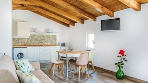 Familieleilighet, 2 soverom, privat bad, sjøutsikt | Oppholdsområde