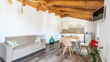 Apartamento família, 2 quartos, banheiro privativo, vista para o mar | Área de estar | TV de tela plana 32 polegadas com canais digitais, TV