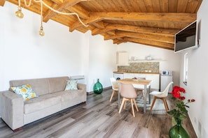 Familienapartment, 2 Schlafzimmer, eigenes Bad, Meerblick | Wohnbereich | 32-Zoll-Flachbildfernseher mit Digitalempfang, Fernseher