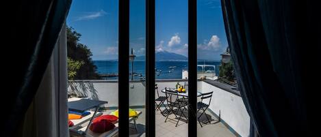 Huoneisto, 2 makuuhuonetta, patio, merinäköala | Terassi/patio