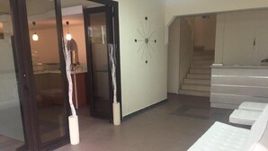 A hotel room with a bed, a bathroom, and a staircase. - SimOtel Ermis (Kassandra)