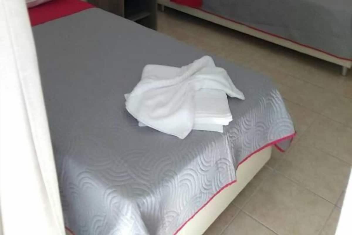 Habitación con 2 camas individuales (2 Adults + 1 Child) | Cunas gratuitas y wifi gratis